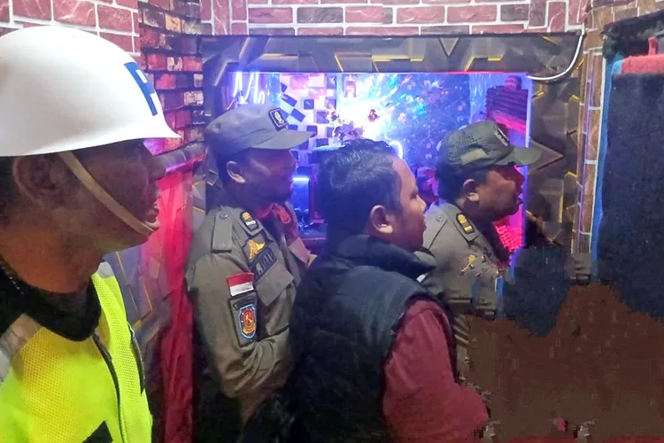 patroli-gabungan-selama-ramadan,-satpol-pp-pastikan-tempat-karaoke-di-banyuwangi-tutup
