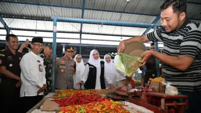 bupati-banyuwangi-bersama-forkopimda-cek-harga-bahan-pokok-di-pasar-tradisional