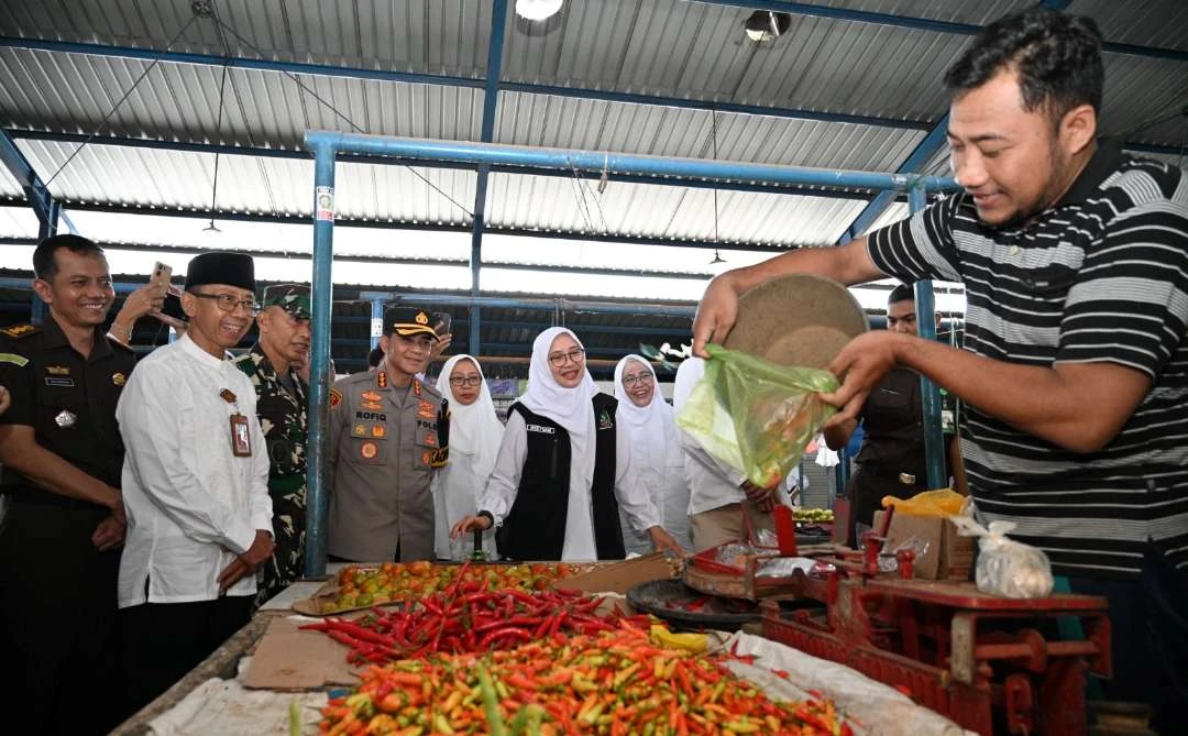 bupati-banyuwangi-bersama-forkopimda-cek-harga-bahan-pokok-di-pasar-tradisional