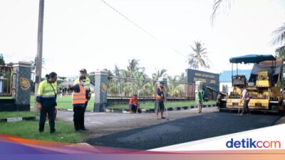 aspal-hotmix-pt-bsi-bikin-jalan-lampon-banyuwangi-makin-mulus