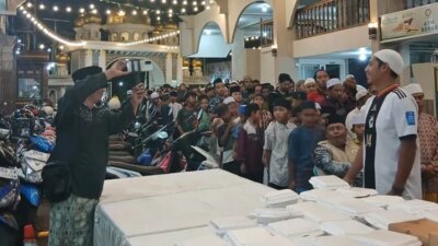 tradisi-takjil-gratis-1.000-paket-di-masjid-besar-baiturrahman-genteng-banyuwangi-terus-berlanjut