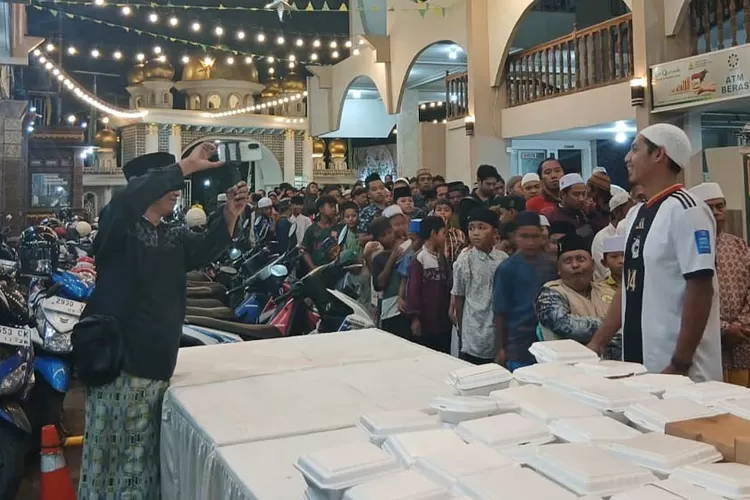 tradisi-takjil-gratis-1.000-paket-di-masjid-besar-baiturrahman-genteng-banyuwangi-terus-berlanjut