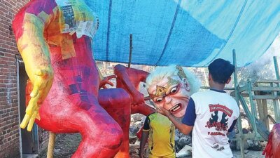 sambut-hari-raya-nyepi-2025,-warga-selorejo-genteng-banyuwangi-gotong-royong-buat-ogoh-ogoh-buto