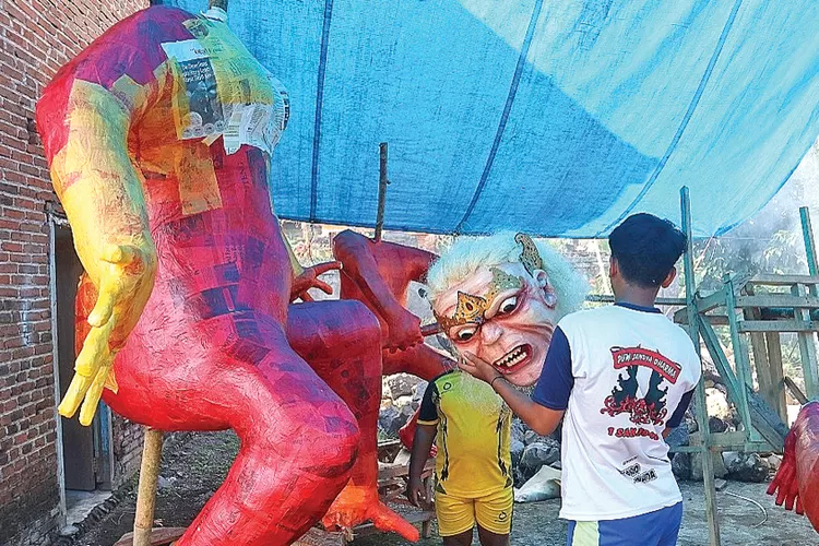 sambut-hari-raya-nyepi-2025,-warga-selorejo-genteng-banyuwangi-gotong-royong-buat-ogoh-ogoh-buto