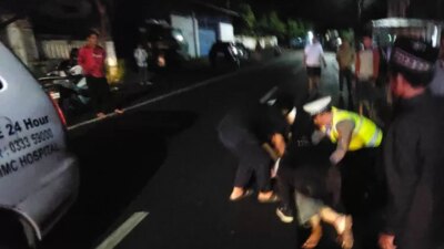 kecelakaan-tunggal-di-jalan-raya-blambangan-muncar,-pengendara-honda-beat-tak-sadar-usai-hantam-jalan-berlubang