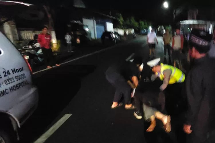 kecelakaan-tunggal-di-jalan-raya-blambangan-muncar,-pengendara-honda-beat-tak-sadar-usai-hantam-jalan-berlubang