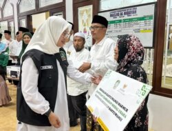 Safari Ramadan Banyuwangi, Bupati Ipuk Salurkan Modal Usaha hingga Beasiswa SKSS Baznas