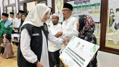 safari-ramadan-banyuwangi,-bupati-ipuk-salurkan-modal-usaha-hingga-beasiswa-skss-baznas