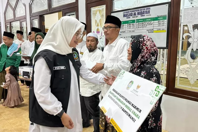 safari-ramadan-banyuwangi,-bupati-ipuk-salurkan-modal-usaha-hingga-beasiswa-skss-baznas