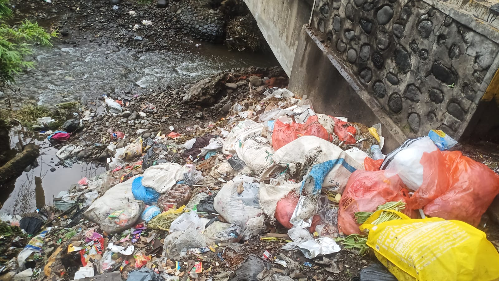 camat-mahfud-gerak-cepat!-tumpukan-sampah-bungkalengan-disorot,-instruksi-tegas-langsung-dikeluarkan