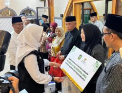 Safari Ramadan 2026, Bupati Ipuk Serahkan Beasiswa Baznas dan Bantuan untuk Warga Glenmore–Kalibaru