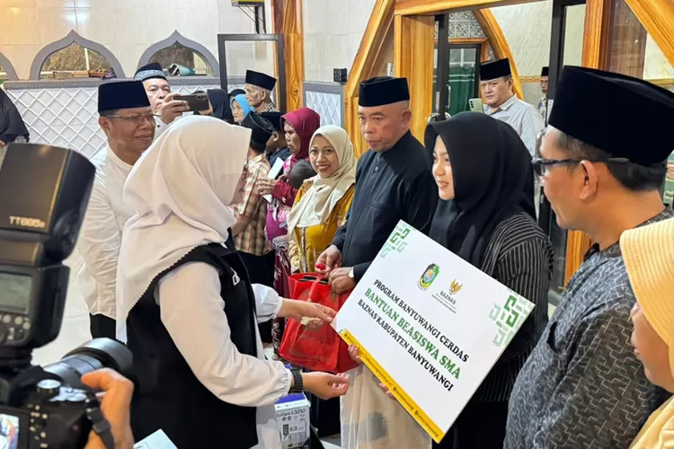 safari-ramadan-2026,-bupati-ipuk-serahkan-beasiswa-baznas-dan-bantuan-untuk-warga-glenmore–kalibaru