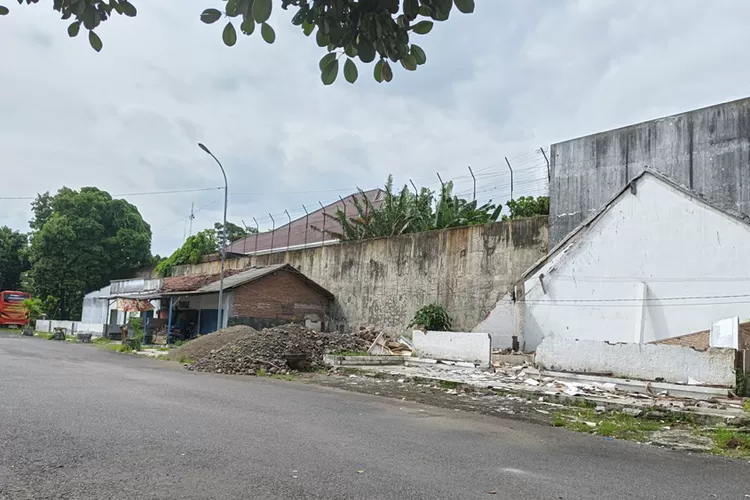 pembongkaran-3-warung-mangkrak-di-terminal-muncar-banyuwangi,-disiapkan-untuk-bangkitkan-umkm-warga