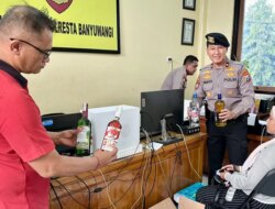 Polresta Banyuwangi Sita 54 Botol Miras di Purwoharjo Saat Operasi Pekat Ramadan di Toko Aksesoris