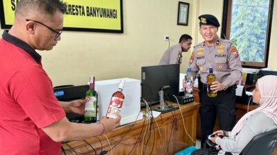 polresta-banyuwangi-sita-54-botol-miras-di-purwoharjo-saat-operasi-pekat-ramadan-di-toko-aksesoris