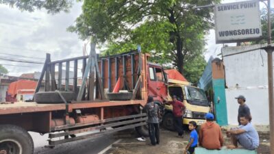 tiga-truk-adu-banteng-di-jalur-pantura-wongsorejo,-satu-sopir-dilarikan-ke-puskesmas