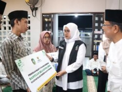 Safari Ramadan, Bupati Ipuk Serahkan Beasiswa Baznas untuk Siswa SMAN 1 Glagah dan Bantuan Kesehatan Warga Banyuwangi