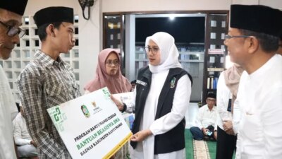 safari-ramadan,-bupati-ipuk-serahkan-beasiswa-baznas-untuk-siswa-sman-1-glagah-dan-bantuan-kesehatan-warga-banyuwangi
