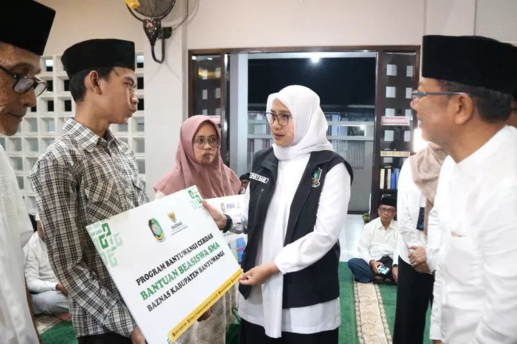 safari-ramadan,-bupati-ipuk-serahkan-beasiswa-baznas-untuk-siswa-sman-1-glagah-dan-bantuan-kesehatan-warga-banyuwangi