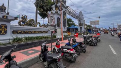 asdp-sterilisasi-jalan-depan-pelabuhan-ketapang-banyuwangi,-kendaraan-dilarang-parkir-di-bahu-jalan