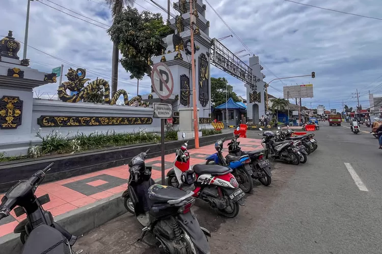 asdp-sterilisasi-jalan-depan-pelabuhan-ketapang-banyuwangi,-kendaraan-dilarang-parkir-di-bahu-jalan