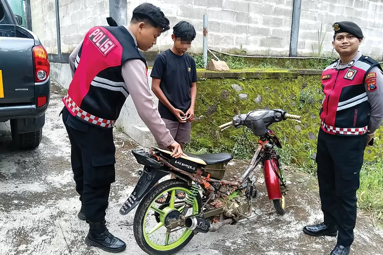 balap-liar-di-jalan-mahoni-giri-banyuwangi-dibubarkan-polisi,-motor-diamankan