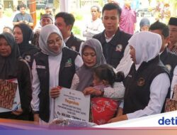 Gubernur Khofifah Salurkan Tali Asih dan Bansos Ramadhan di Banyuwangi