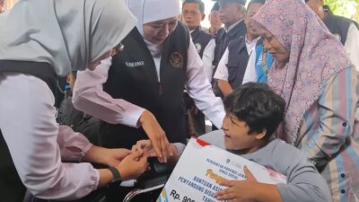 khofifah-salurkan-bansos-rp5,26-miliar-di-banyuwangi,-aspd-hingga-pkh-plus-untuk-931-penerima