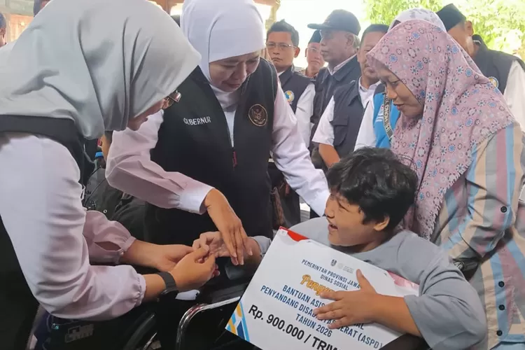 khofifah-salurkan-bansos-rp5,26-miliar-di-banyuwangi,-aspd-hingga-pkh-plus-untuk-931-penerima
