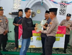 Safari Ramadan Polresta Banyuwangi Salurkan Karpet Sajadah dan Al-Qur’an ke Musala Al Furqon Giri
