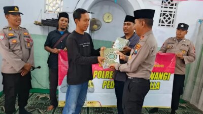 safari-ramadan-polresta-banyuwangi-salurkan-karpet-sajadah-dan-al-qur’an-ke-musala-al-furqon-giri