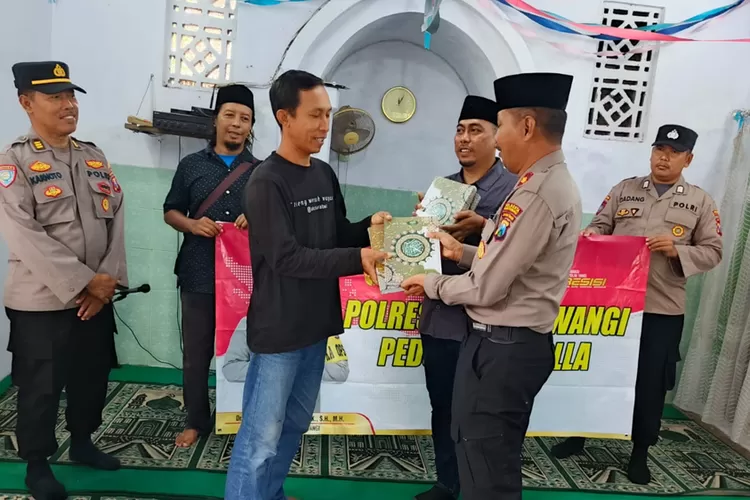 safari-ramadan-polresta-banyuwangi-salurkan-karpet-sajadah-dan-al-qur’an-ke-musala-al-furqon-giri