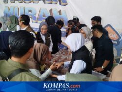 Ketika Emak-emak Berebut Telur Gratis dari Gubernur Jatim Khofifah…
