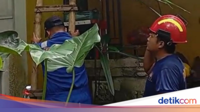 emak-emak-banyuwangi-terjebak-di-lantai-2-rumahnya-minta-bantuan-damkar