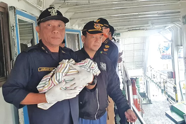 bayi-lahir-di-atas-kmp-satria-nusantara-rute-bali–banyuwangi,-diberi-nama-satria-nusantara-ramadhani