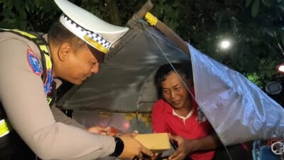 sahur-on-the-road-satlantas-polresta-banyuwangi,-bagi-paket-sahur-sambil-edukasi-tertib-lalu-lintas