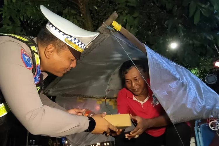 sahur-on-the-road-satlantas-polresta-banyuwangi,-bagi-paket-sahur-sambil-edukasi-tertib-lalu-lintas