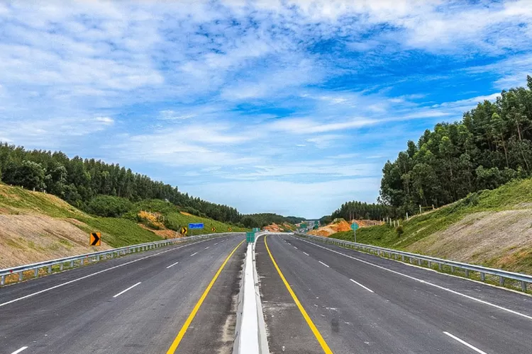 dulu-rusak-puluhan-tahun,-kini-jalan-di-bengkulu-jadi-poros-ekonomi-baru