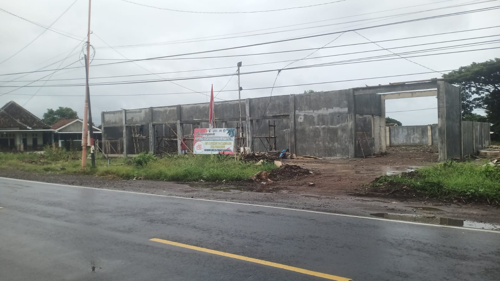 hampir-tiga-bulan,-proyek-kdmp-bajulmati-belum-capai-50-persen,-kades-angkat-bicara