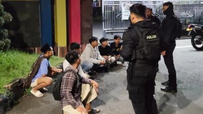 hendak-perang-sarung,-enam-remaja-diamankan-polresta-banyuwangi-di-gor-tawangalun-saat-patroli-sahur