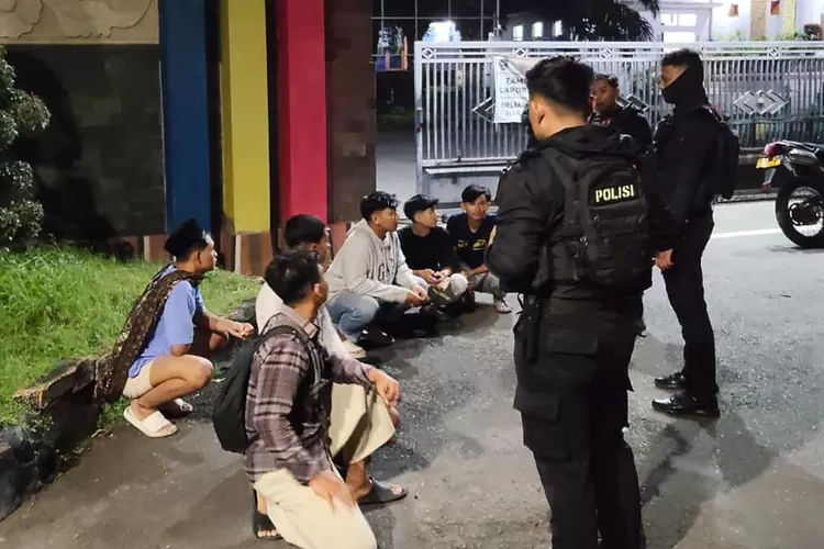 hendak-perang-sarung,-enam-remaja-diamankan-polresta-banyuwangi-di-gor-tawangalun-saat-patroli-sahur