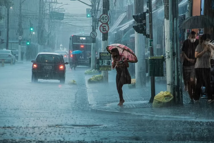 waspada!-hujan-lebat-dan-gelombang-4-meter-ancam-sejumlah-wilayah-indonesia