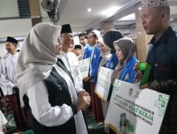 Bupati Ipuk Serahkan HP untuk Ojol dan Santunan Yatim saat Safari Ramadan, Baznas Banyuwangi Salurkan Beasiswa hingga Bedah Rumah
