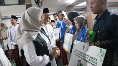 bupati-ipuk-serahkan-hp-untuk-ojol-dan-santunan-yatim-saat-safari-ramadan,-baznas-banyuwangi-salurkan-beasiswa-hingga-bedah-rumah