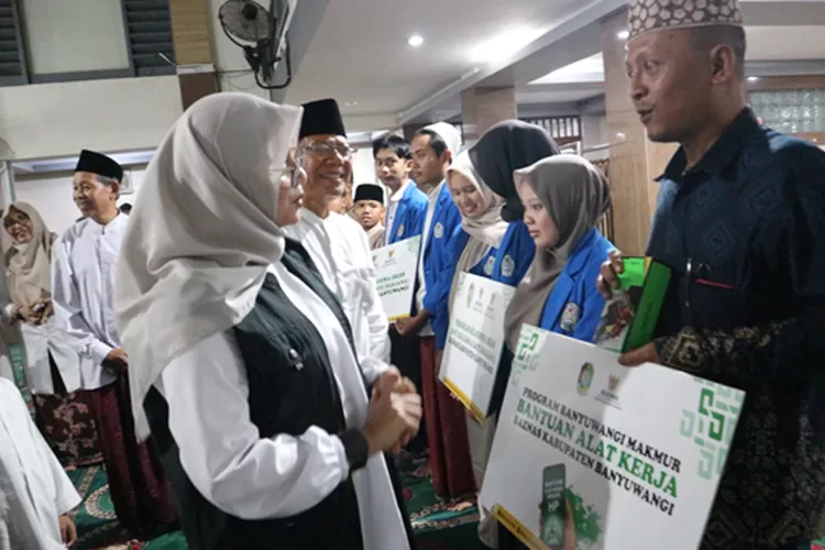 bupati-ipuk-serahkan-hp-untuk-ojol-dan-santunan-yatim-saat-safari-ramadan,-baznas-banyuwangi-salurkan-beasiswa-hingga-bedah-rumah