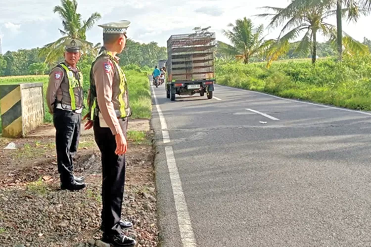 patroli-ngabuburit-polsek-rogojampi-intensif-cegah-balap-liar-di-jalur-lingkar-barat-gitik-banyuwangi