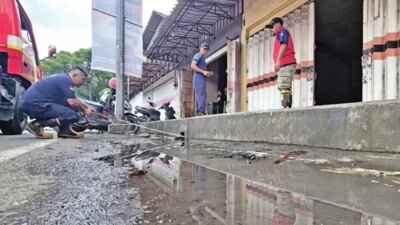 drainase-mampet-di-jalan-gajah-mada-genteng-banyuwangi-timbulkan-bau-tak-sedap,-warga-minta-normalisasi