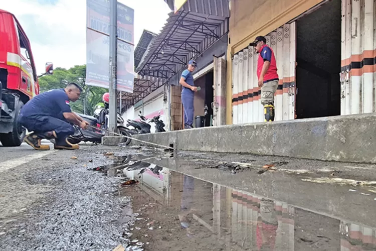 drainase-mampet-di-jalan-gajah-mada-genteng-banyuwangi-timbulkan-bau-tak-sedap,-warga-minta-normalisasi