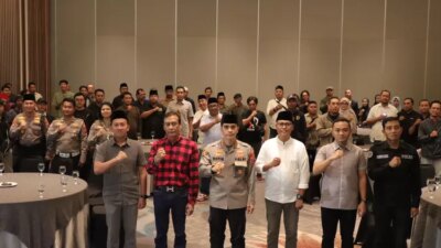 jalin-kebersamaan,-kapolresta-banyuwangi-kombespol-rofiq-undang-wartawan-ikut-buka-bersama