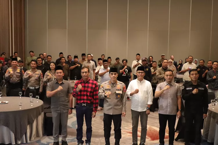 jalin-kebersamaan,-kapolresta-banyuwangi-kombespol-rofiq-undang-wartawan-ikut-buka-bersama